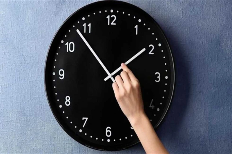 التوقيت الشتوي 2024 في مصر.. موعد تأخير الساعة 60 دقيقة وعدد الأيام المتبقية مع قرب فصل الخريف يتساءل عدد كبير من المواطنين عن موعد تطبيق التوقيت الشتوي، حيث تتبقى أيام ويودع الموظ