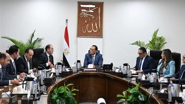 مدبولي يتابع جهود خفض الدين العام واستدامة مساره النزولي من الناتج المحلي التقى الدكتور مصطفى مدبولي، رئيس مجلس الوزراء، مساء اليوم، بمقر الحكومة