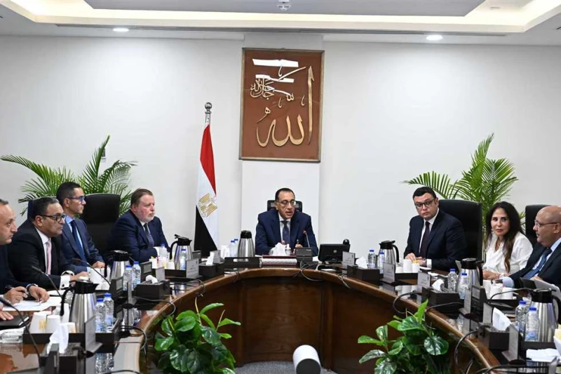 رئيس الوزراء يناقش مسودة قانون يحكم عمل مناطق المال والأعمال عقد اليوم الدكتور مصطفى مدبولي، رئيس مجلس الوزراء، اجتماعا، بمقر الحكومة بمدينة العلمين