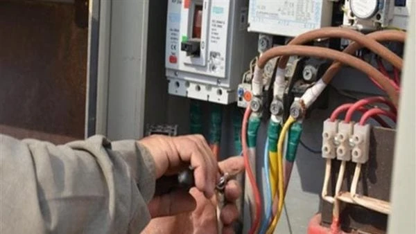 منها إيقاف الدعم.. الحكومة تحذر: هذه العقوبة تنتظر سارقي الكهرباء حذرت الحكومة في تصريحات مشددة من التعامل مع سارقي التيار الكهربائي، حيث سيتم اتخاذ
