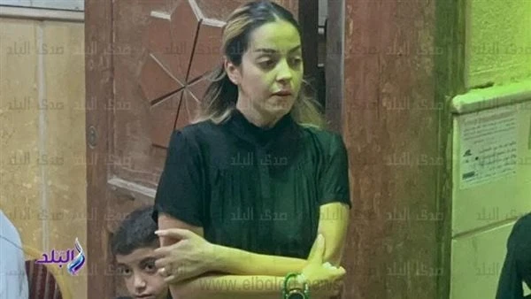 زوجة إيهاب فهمي تتلقى واجب العزاء في والدها بحضور نجوم الفنتستقبل الممثلة يسرا وجيه زوجة الفنان إيهاب فهمى واجب العزاء في والدها، حيث حرص الفنانون اشرف سلامة ومحمد محمود، على تقديم