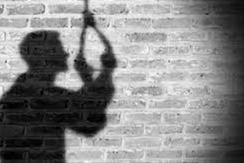 عامل يتخلص من حياته بالحبة القاتلة في المنيا تخلص عامل من حياته، اليوم الاثنين 12 أغسطس، من حياته بتناول مادة سامة قرص حفظ الغلال والمعروفة إعلاميا