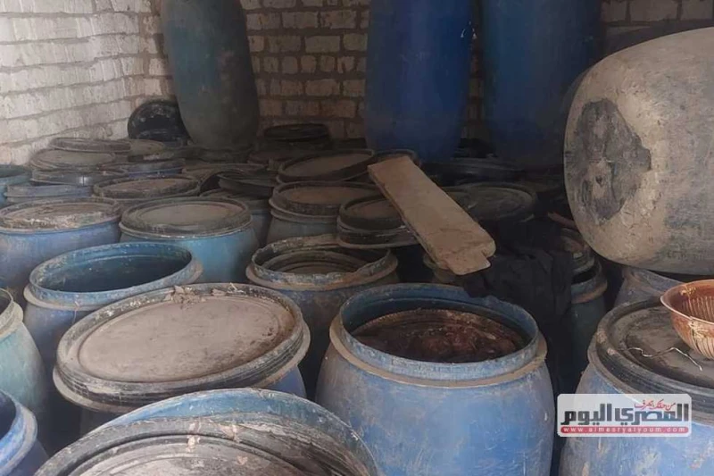 ضبط 18 طن مخللات غير صالح للاستهلاك الآدمي فىي أسيوط شنت مديرية تموين أسيوط بالتعاون مع الشؤون الصحية، حملة للمرور على المنشآت الغذائية والأسواق،