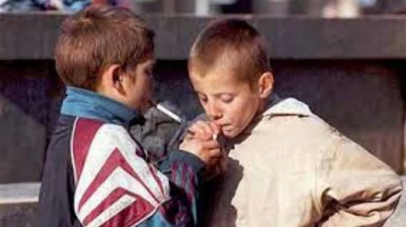 ما أسباب انتشار ظاهرة تدخين الأطفال؟ رغم مخاطر التدخين المتعارف عليها، بالإضافة إلى كونه أحد الأسباب في التغيرات المناخية، إلا أن شريحة المدخنين في ازدياد، شاملة عدة أعمار من الأطف