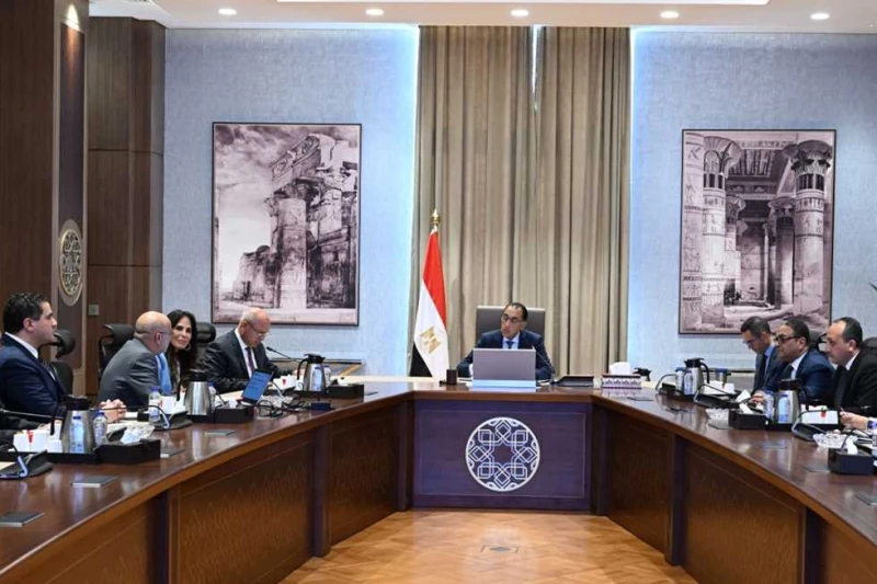 رئيس الوزراء يبحث مع مجموعة المنصور توطين صناعة السيارات في مصر (تفاصيل) عقد الدكتور مصطفى مدبولي، رئيس مجلس الوزراء، بمقر مجلس الوزراء بالعاصمة