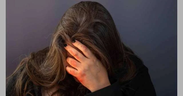 الأردن.. فتاة تقتل والدها بجريمة مروعة لايف ستايل شاهد المقال التالي من صحافة البحرين عن الأردن فتاة تقتل والدها بجريمة مروعة، في جريمة مروعة، أقدمت