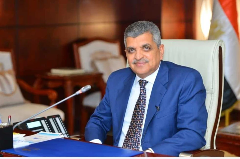 قرار جمهوري بمد خدمة الفريق أسامة ربيع رئيسا لهيئة قناة السويس لمدة عام أصدر الرئيس عبد الفتاح السيسي رئيس الجمهورية، اليوم، القرار الجمهوري رقم ٣٢٧