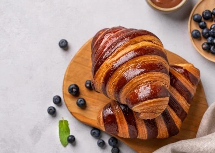 طريقة عمل الكرواسون بالشوكولاتة..وصفة فرنسية تقليديةيعتبر الكرواسون بالشوكولاتة واحدا من أشهر المعجنات الفرنسية التي تأسر القلوب بنكهتها الغنية وهشاشتها الفريدة. هذا النوع من الكرو