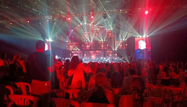 حفلة سحرية في بيروت: ثلاثة أجيال من النجوم يتألقونلحضور حفلة سحرية جمعت أجيالا ثلاثة، تقاطر الجمهور إلى قاعة لحفل استثنائي بفنانيه وأغانيه، طغت على تفاصيله الأجواء الحماسية المتناغ