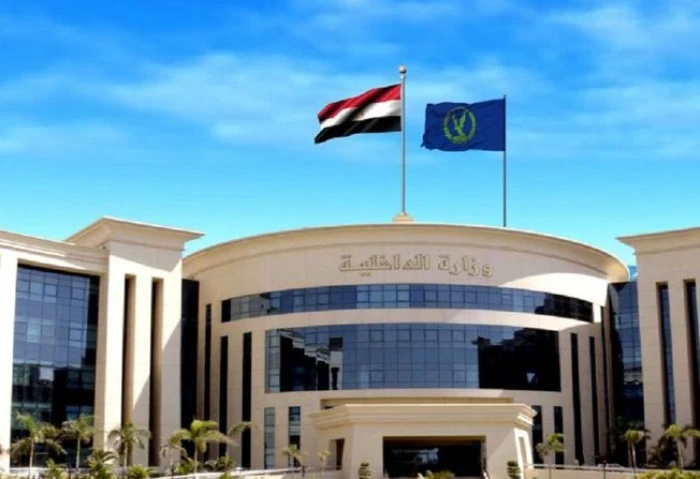 الداخلية تحدد 30 سبتمبر آخر موعد لتقنين أوضاع الأجانب المقيمين بمصر جددت وزارة الداخلية مناشدتها للأجانب المقيمين على أراضي الدولة المصرية، بسرعة