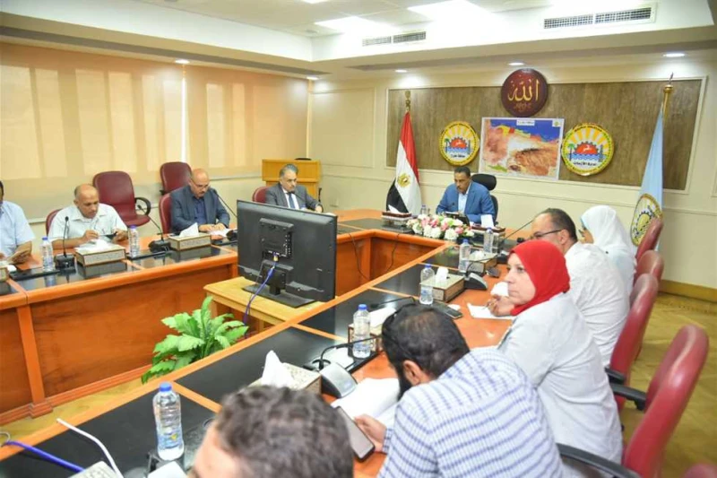 محافظ مطروح: نصف مليون جنيه مساعدات لغير القادرين فى 3 شهور عقد اللقاء الدوري لخدمة المواطنين برئاسة اللواء خالد شعيب محافظ مطروح في إطار الحرص على