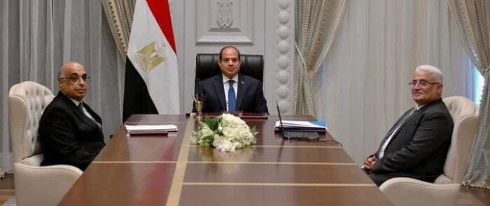 الرئيس السيسي يجتمع ب وزير العدل ورئيس مجلس إدارة الهيئة القومية للتأمين الاجتماعي الرئيس السيسي ووزير العدل رئيس مجلس إدارة الهيئة ااجتمع الرئيس عبد