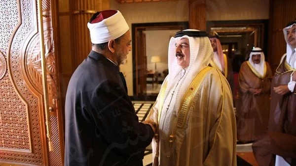 خلال اتصال هاتفي.. شيخ الأزهر وملك البحرين يناقشان مؤتمر الحوار الإسلامي المقرر عقده في المنامة أكد الإمام الأكبر أ.د أحمد الطيب، شيخ الأزهر الشريف،