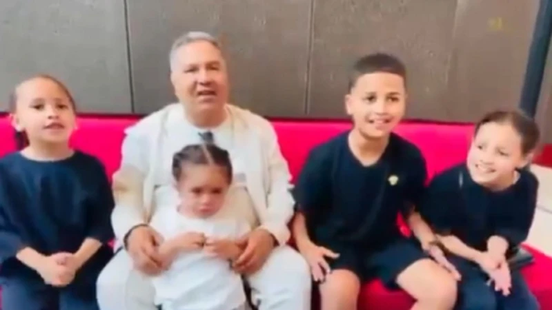 محمد عبده يغني بطرافة مع أطفال بأحدث ظهور له .. فيديو اخر خبر اخر خبر، محمد عبده يغني بطرافة مع أطفال بأحدث ظهور له فيديو،ظهر الفنان محمد عبده بصحبة