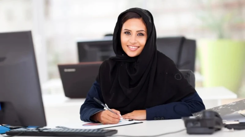 فصلوها تعسفيا.. 275 ألف ريال تعويضا لموظفة سعودية تسلمت موظفة 275 ألف ريال تعويضا عن المدة المتبقية من عقدها الوظيفي بعد فصلها تعسفيا من إحدى الشركات الخاصة في السعودية.الموظفة تغي