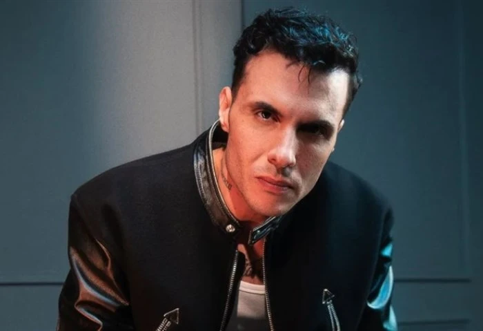 أمير عيد يرتدى الوشاح الفلسطيني بمهرجان العلمين (فيديو) ارتدى المطرب أمير عيد، الوشاح الفلسطيني، أثناء أغنية تلك القضية خلال حفله بمهرجان العلمين الجديدة، الذي أقيم منذ قليل، على م