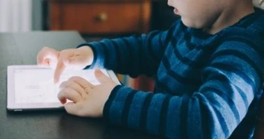 احمى طفلك من الإفراط في اللاب توب والموبايل.. 5 أنواع من مشاكل العظام صحة وطب صحة وطب، احمى طفلك من الإفراط في اللاب توب والموبايل 5 أنواع من مشاكل العظام،يؤدي الإفراط في استخدام أ