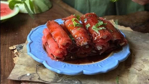 لذيذة للصيف.. طريقة تحضير لفائف الجبن والبطيخنشرت الشيف مروة السجيني، عبر حسابها الرسمي على الشوسيال ميديا طريقة لفائف جبن الفيتا والبطيخ وتقديمها بطريقة مميزة وشهيه.مكونات لفائف ا