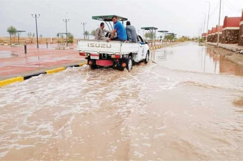 إعادة تأهيل طرق فى المحافظات ضربتها السيول واصلت الأجهزة المحلية فى المحافظات التى ضربتها السيول إعادة تأهيل وفتح الطرق التى تأثرت بالأمطار، وتم فتح