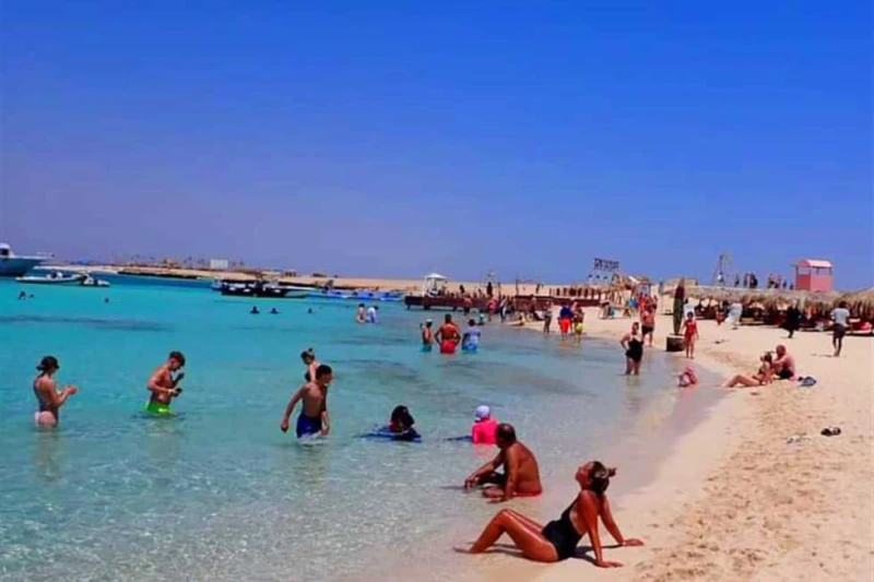 شواطئ الجزر البحرية بالغردقة كاملة العدد وتتصدر الأنشطة السياحية جذبت مشروعات استغلال الجزر البحرية سياحيا على شواطئ جزر الجفتون ومجاويش، وتوبيا بمدينتي الغردقة وسفاجا آلاف السائحي