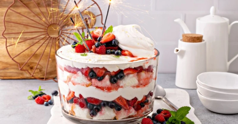 طريقة عمل الترايفل.. حلوى طبقات شهية بخطوات سهلةتعد حلوى الترايفل من أشهر وألذ الحلويات التي تتميز بسهولة تحضيرها وتنوع مكوناتها، فهي تجمع بين نكهات الكيك الطري، الكاسترد الكريمي، 