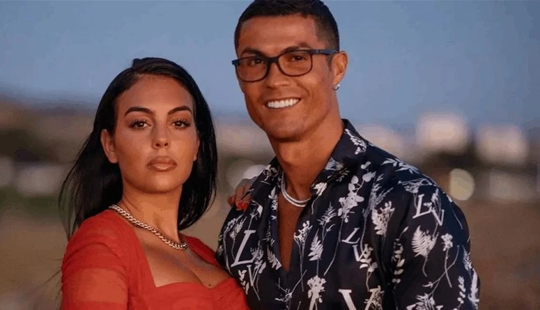 كريستيانو رونالدو يشير إلى جورجينا رودريغيز ب زوجتي (فيديو)فاجأ لاعب كرة القدم البرتغالي الشهير كريستيانو رونالدو الجمهور بعدما أشار إلى حبيبته