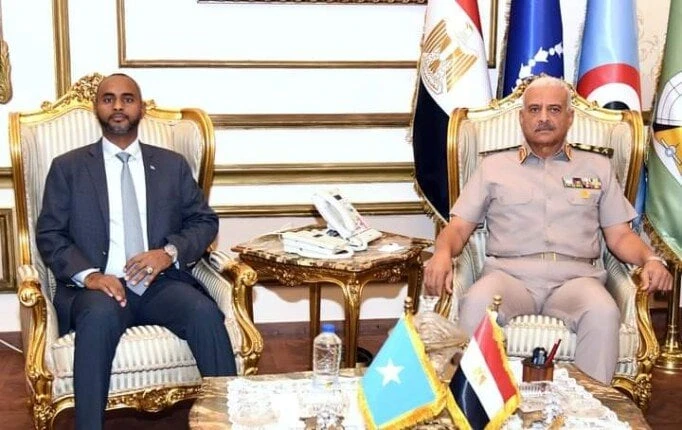 الفريق أول عبد المجيد صقر يلتقي وزير الدفاع بجمهورية الصومال الفيدرالية وزير الدفاع ونظير الصوماليإلتقى الفريق أول عبد المجيد صقر، القائد العام