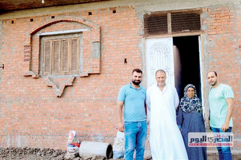 بدين إيد واحدة.. مبادرة شبابية لإعمار المنازل المتهالكة فى الدقهلية لم تصدق نزهة فهمى، صاحبة ال٧٠ عاما، أنها ستنام تحت سقف منزل آدمى، بعدما ظلت خلال ال٢٨ عاما الماضية حبيسة بيت مبن