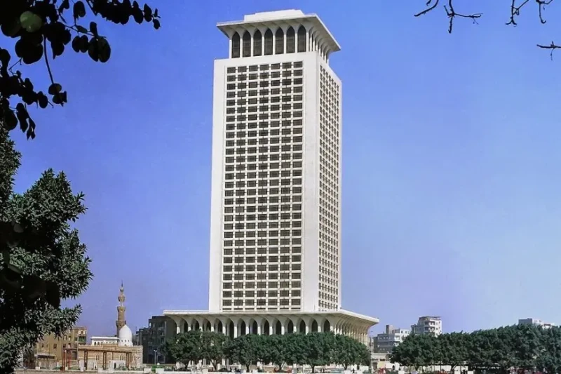 مصر تدين بأشد العبارات قصف مدرسة تؤوي نازحين فلسطينيين شرق مدينة غزةأدانت مصر بشدة في بيان لوزارة الخارجية والهجرة يوم السبت ١٠ أغسطس، استهداف إسرائيل مدرسة التابعين في حي الدرج شر