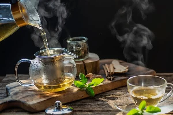 أفضل المشروبات الساخنة لمرضى الالتهاب الرئوي.مرض الالتهاب الرئوي يتطلب الاهتمام بالتغذية وشرب السوائل الساخنة التي قد تساعد في تخفيف الأعراض وتسهيل عملية التنفس. إليك بعض المشروبات