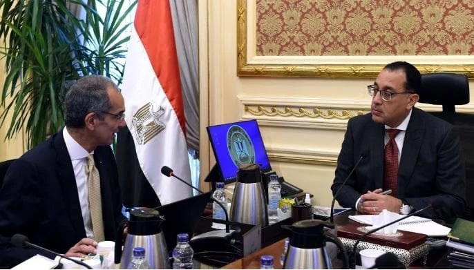 رئيس الوزراء يستعرض مع وزير الاتصالات أوجه التعاون مع الوزارات في التحول الرقميالتقى الدكتور مصطفى مدبولي، رئيس مجلس الوزراء، مساء اليوم، بمقر