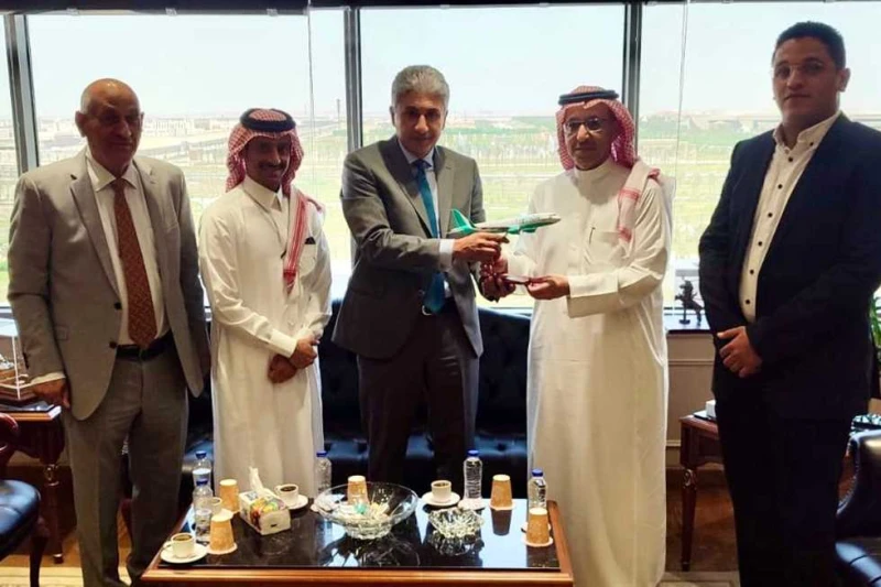 وزير السياحة يبحث مع الرئيس التنفيذي لمجموعة طيران ناس سبل تعزيز التعاون المشترك التقى شريف فتحي، وزير السياحة والآثار، اليوم بمكتبه بمقر الوزارة