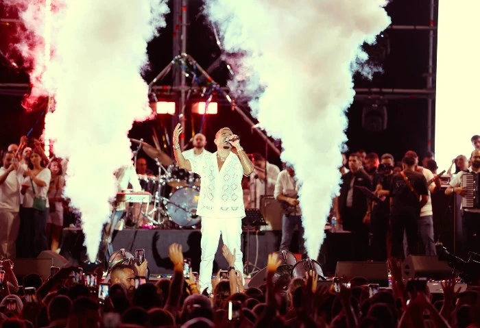 إنت الحظ بالبيانو، عمرو دياب يفاجئ جمهوره خلال حفله بالعلمين وجه الفنان عمرو دياب في بداية حفله في مهرجان العلمين 2024 الشكر للشركة المتحدة المنظمة