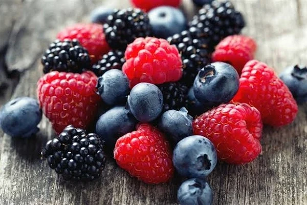 فوائد التوت البري.. قوة الطبيعة في قطعة صغيرة.يعتبر التوت البري واحدا من الفواكه الصحية والمغذية التي تتمتع بعدد كبير من الفوائد الصحية للجسم. يحتوي