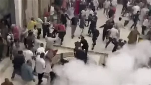 خناقة شوارع بين المعازيم في فرح ب مسطرد بسبب الوجباتتحول فرح إلى مشاجرة بين المعازيم بسبب قلة الوجبات واستخدموا الكراسي وطفايات الحريق وقاموا بضرب