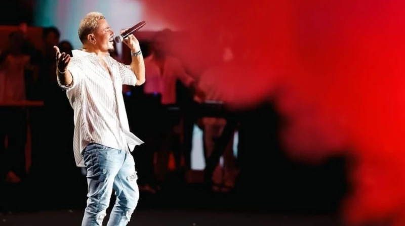 عزف على البيانو.. تفاصيل حفل عمرو دياب في العلمين صور أحيا الفنان عمرو دياب، أمس حفلا غنائيا ضخما على مسرح يو أرينا بمهرجان العلمين، وقدم خلاله ميدلي بأشهر أغانيه، وسط هتاف كبير من