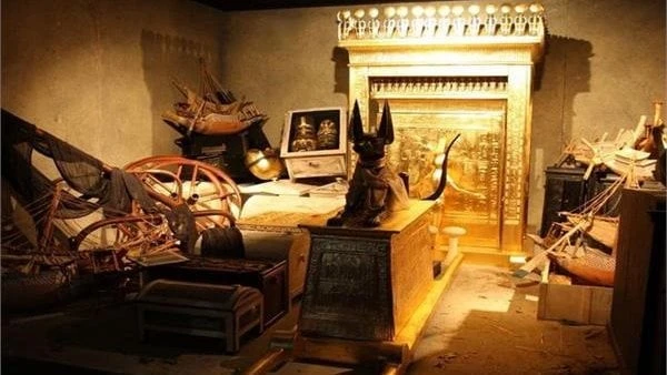 تصل للحبسبعد عودة تماثيل مهربة.. تعرف على عقوبة التنقيب عن الآثار تسلمت السفارة المصرية في لاهاي بهولندا تمثال من الأوشابتي، وجزء من تابوت ملون، ورأس مومياء من العصر المتأخر والتي