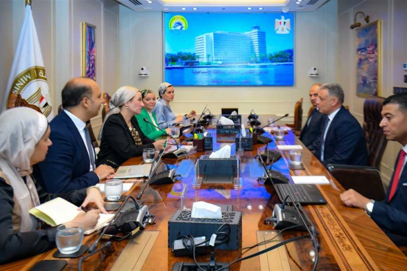 وزيرة البيئة ومحافظ الإسماعيلية يبحثان آليات تطوير منظومة المخلفات عقدت الدكتور ياسمين فؤاد، وزيرة البيئة، الخميس، اجتماعا مع اللواء طيار أكرم جلال،