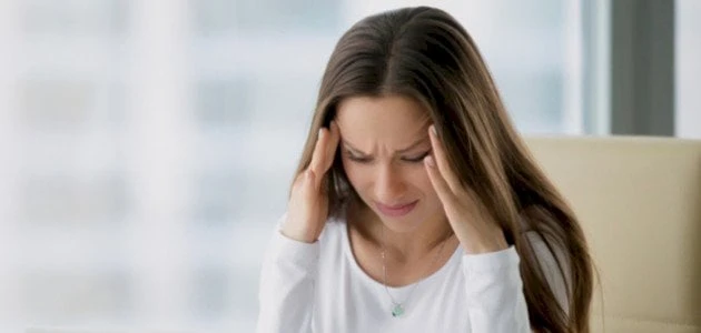 أسباب صداع العين وكيفية علاجهصداع العين هو نوع من الصداع يؤثر بشكل رئيسي على منطقة العين والمناطق المحيطة بها. يمكن أن يكون له أسباب متعددة ومختلفة.