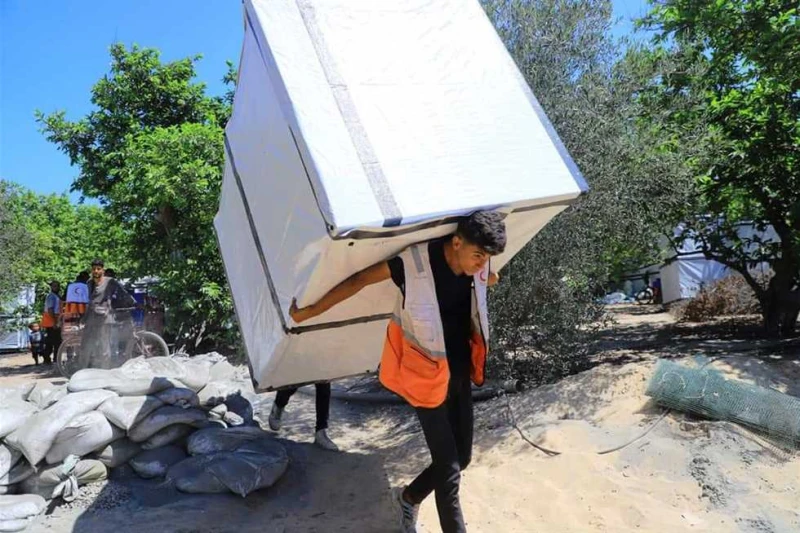 500 دورة مياه متنقلة على تجمعات النازحين بخان يونس أعلنت جمعية الهلال الأحمر الفلسطيني، اليوم الأحد، عن توزيع عدد 500 دورة مياه متنقلة على تجمعات