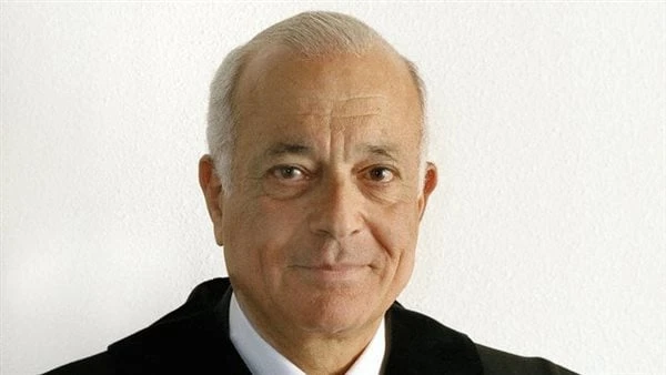 شخصيات عامة ودبلوماسيون يحضرون عزاء نبيل العربي بمسجد المشير طنطاويشارك اليوم عدد كبير من رجال الدولة ورجال العامة في عزاء السفير نبيل العربي وزير