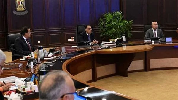 11 قرارا حكوميا جديدا .. ماذا يعني ذلك للمواطن؟وافق مجلس الوزراء، خلال اجتماعه اليوم الخميس برئاسة مصطفى مدبولي، على 11 قرارا من بينها مشروع قرار