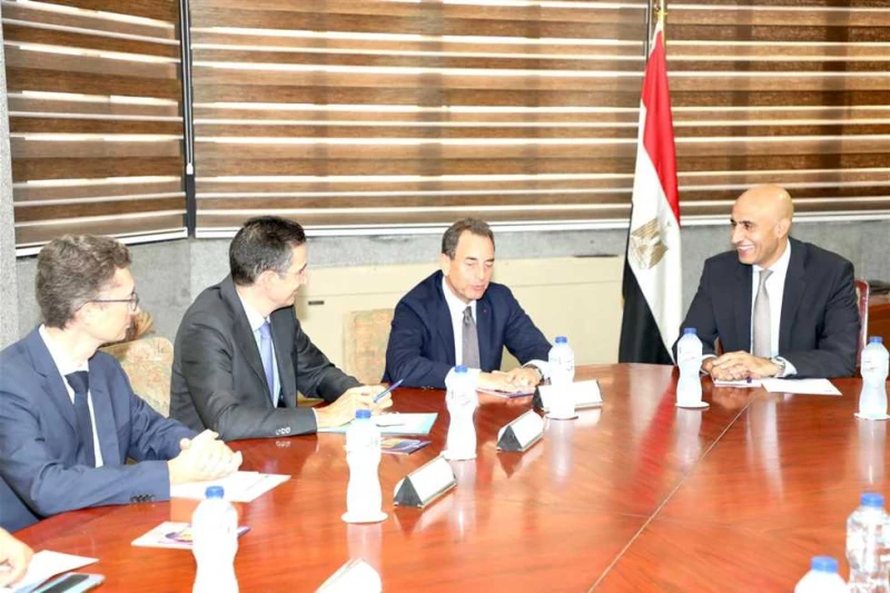 وزير التعليم يبحث مع السفير الفرنسي التوسع في المدارس التي تدرس الفرنسية كلغة أولى استقبل محمد عبداللطيف وزير التربية والتعليم والتعليم الفني، السفير إريك شوفالييه، سفير فرنسا بالق