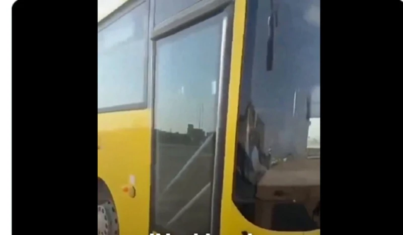 مواطن سعودي يوثق لحظة عثوره على طالب منسي داخل حافلة مدرسية.. وأول تعليق من رافدوثق مواطن خلال الساعات القليلة الماضية، لحظة عثوره على طفل محبوس داخل حافلة مدرسية متروكة في حفر الب