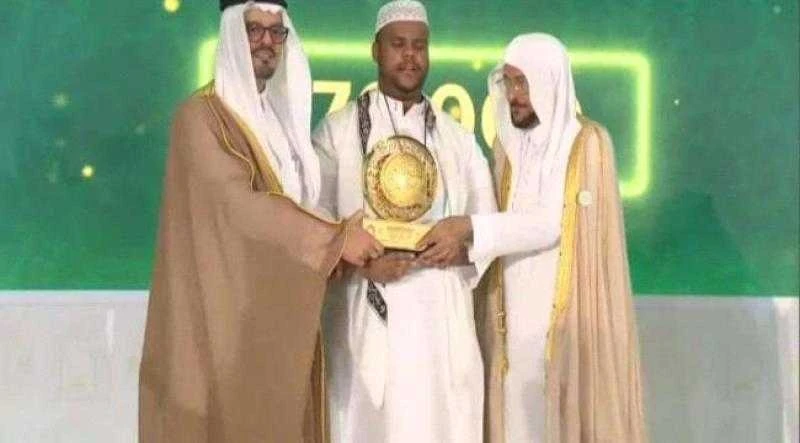 حكاية تحدي وإلهام: الحافظ اليمني الكفيف هشام بكورة يتوج بالمركز الرابع في مسابقة الملك عبدالعزيز! _أخبار المشهد اليمني شاهد المقال التالي من صحافة