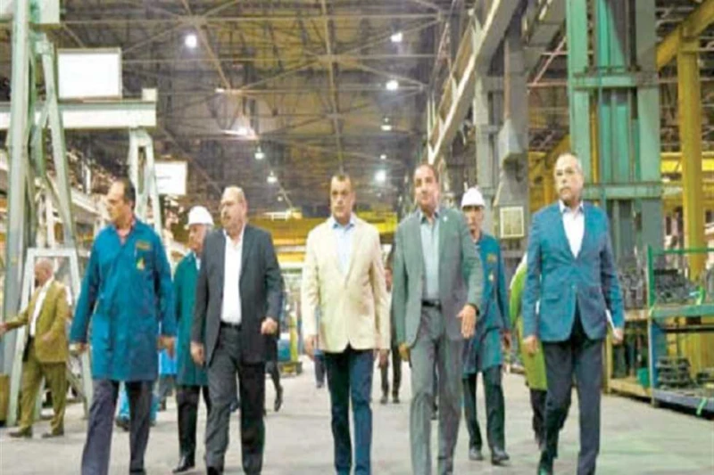 الإنتاج الحربي: تحويل 2265 أتوبيسا عاما لالغاز الطبيعى أجرى المهندس محمد صلاح الدين مصطفى، وزير الدولة للإنتاج الحربى، جولة تفقدية مفاجئة لمصنع إنتاج وإصلاح المدرعات (200 الحربى) ا