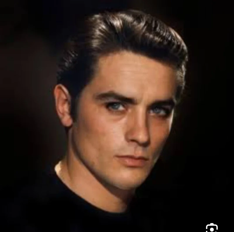 ألان ديلون ..ظاهرة يصعب تكرارهاكتب د. أحمد البرزنجيفي حوار مع باري ماتش بمناسبة مرور ستة عقود على بداياته، قال ألان ديلون: الحياة ما عادت تعطيني