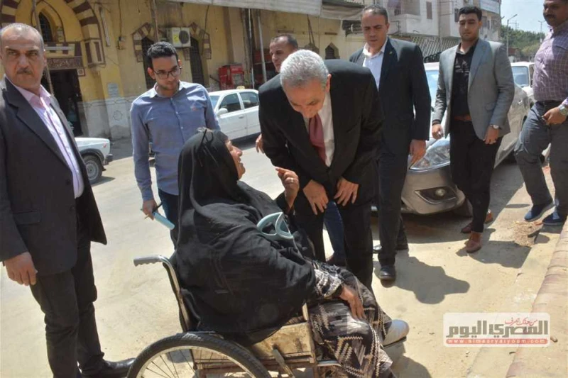 لفتة إنسانية واستجابة فورية.. محافظ الغربية يهدي مواطنة كرسي كهربائي متحرك (تفاصيل) قام اللواء أشرف الجندي محافظ الغربية اليوم السبت، بإهداء مواطنة