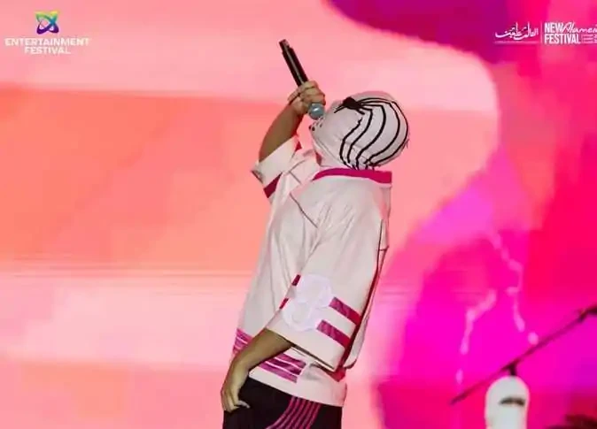 تفاصيل اللقاء الاول بين المطرب المقنع والجمهورأحيا المغني المطرب المقنع الشاب تووليت حفلا غنائيا ضمن فعاليات الموسم الثاني لمهرجان العلمين شهد الحفل