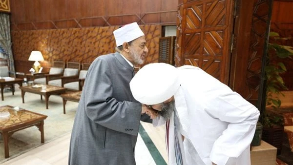 شيخ الأزهر يستقبل الحبيب علي الجفري والأخير يقبل يديه بحرارة.. صوراستقبل فضيلة الإمام الأكبر الدكتور أحمد الطيب، شيخ الأزهر الشريف، الحبيب علي